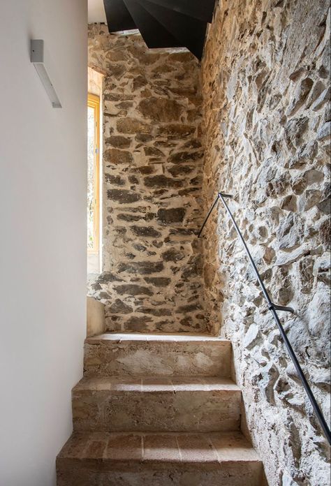 Stone Stairs Interior, Rustic Basement Bar, Indoor Stairs, Stairs Wall, Mountain Interiors, Stone Ideas, Country Interior Design, Stair Wall, Masonry Work