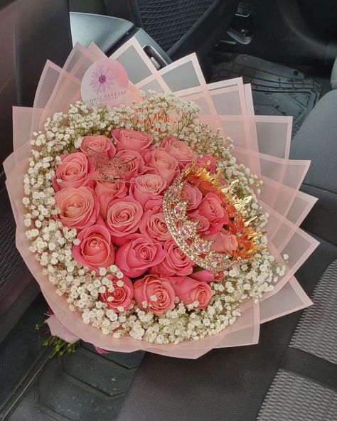 Pink is her favorite color 💗 . . . Follow Me for more Dm me to place an order! . . #yonkers #nyc #roses #fyp #parati #florista #organic #shoplocal #floristry #ramobuchon #bouquet #luxury #flowerstagram Birthday Bouquet Flowers, Big Flower Bouquet, Bouquet Luxury, Luxury Flower Arrangement, Roses Bouquet Gift, Big Bouquet, Luxury Roses, Eternal Flowers, Luxury Bouquet