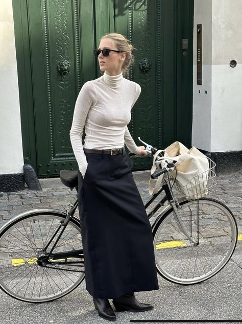 Winter Minimalist Outfit, Cecilie Moosgaard, Minimalism Clothes, Street Style 2023, Fashion Trend Forecast, Pencil Skirt Outfits, Style 2023, Contemporary Outfits, 가을 패션