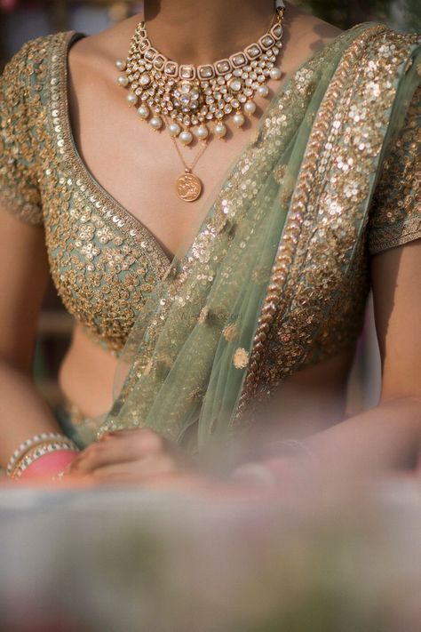 Photo of simple layered bridal necklace and blouse Bridal Blouses, Sabyasachi Bride, Indian Bridal Fashion, Indian Bridal Outfits, Bridal Blouse Designs, Blouse Design Models, Indian Wedding Outfits, Indian Attire, Indian Designer Wear