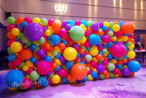 Nir and Avital Shechter, CBA's of Baloney Nir in Katzrin, Israel Balloon Wall Backdrop, Balloon Walls, Balloons Galore, Deco Ballon, Candy Land Birthday Party, Balloon Frame, Candyland Birthday, Round Balloons, Balloon Sculptures