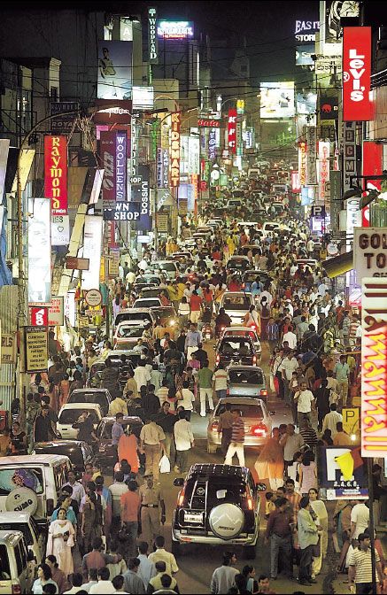 Great shot that shows how crowded India can be. Bangalore Night Life, Bangalore Traffic, Commercial Street Bangalore, Crowded Street, Busy Market, Crowded Place, Crowded City, Indian City, Bangalore City