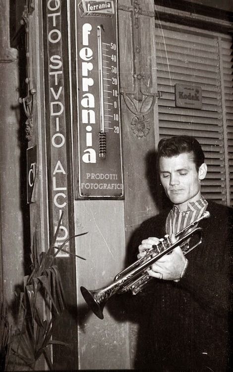 Chet Baker, 1961. Bebop Jazz, Francis Wolff, Jazz Posters, Arte Jazz, Jazz Trumpet, Blue Notes, Chet Baker, Trumpet Player, Trumpet Players