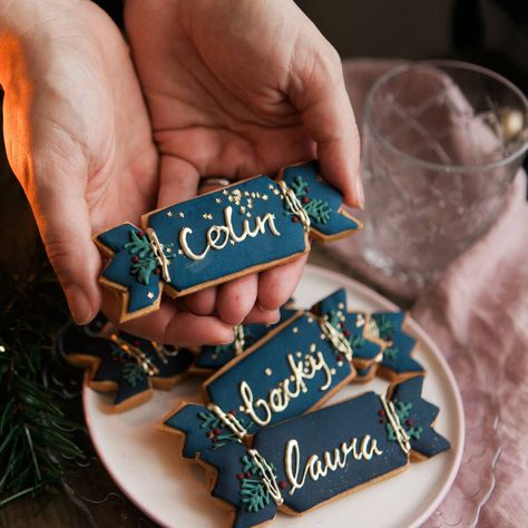 Christmas Biscuits Ideas, Christmas Cracker Cookies, Christmas Biscuit Ideas, Christmas Iced Biscuits, Iced Biscuits Christmas, Cookie Place Setting, Christmas Name Cookies, Christmas Biscuits Gift, Christmas Cookies With Names