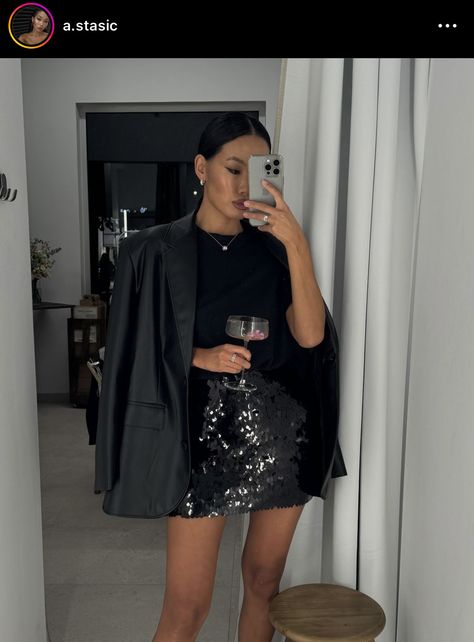 New Years Blazer Outfit, Winter Outfit Birthday Party, London Nye Outfit, Holiday Girls Night Outfit, Nye Nyc Outfit, Curvy New Years Eve Outfit, Cool Girl Holiday Outfit, Sequin Skirt And Blazer Outfit, Nye Party Outfit Ideas