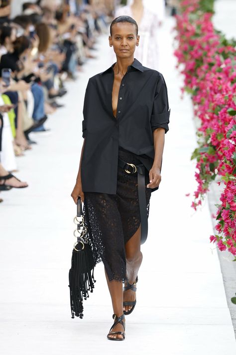 Michael Kors Ready To Wear Spring Summer 2024 New York – NOWFASHION جورج حبيقة, Gothic Chic, Michael Kors Fashion, Lace Midi Skirt, Moda Paris, Looks Black, Michael Kors Collection, Spring 2024, Lady Dior