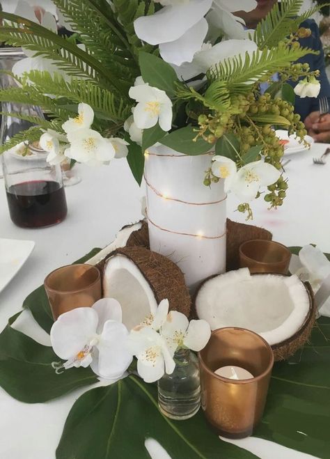 Tropical Centerpieces, Tropical Wedding Theme, Tropical Wedding Decor, Wedding Tropical, Tropical Bridal Showers, Fiesta Tropical, Hawaii Party, Hawaiian Party, Hawaiian Wedding