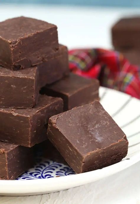 Easy Microwave Fudge // Video - The Suburban Soapbox Microwave Chocolate Fudge, Microwave Fudge Recipe, Willy Wanka, Cream Cheese Spritz Cookies, Easy Microwave Fudge, Candy Cookies Recipes, Best Gingerbread Cookies, Easy Chocolate Fudge, Caramel Treats