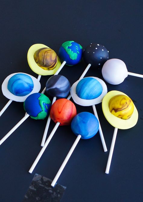 Cake Pops Blue, Space Party Food, Solar System Cake, Planet Solar System, Pumpkin Cake Pops, Planet Birthday, Planet Cake, Nasa Moon, Astronomy Stars