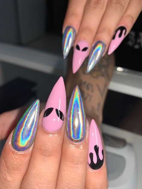 Alien Gel Nails, Rave Nails Designs Simple, 20th Bday Nails Ideas, Halloween Alien Nails, Pink Alien Nails, Alien Nail Ideas, Goth Vacation Nails, Alien Superstar Nails, Halloween Pastel Nails