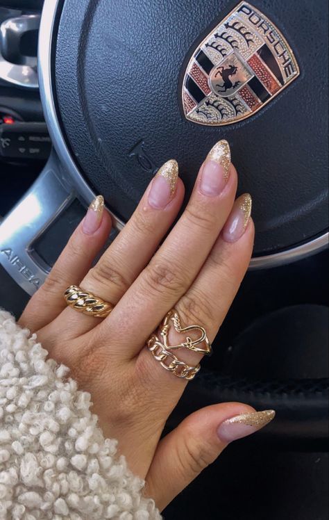 Brown Gold French Tip Nails, Sparkly Gold Tip Nails, French Gold Glitter Nails, Gold Prom Dress Nails, Sparkly Gold French Tip Nails, Gold Glitter French Tip Nails Square, Gold Accent Nails Acrylic, Golden French Tip Nails, Chrimbo Nails