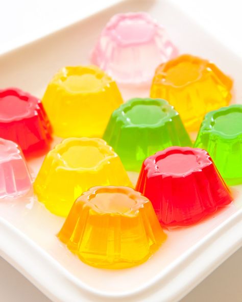 Knowing How to Make Jello is a lot easier than it may seem. Whether you want to impress your friends with a delicious dessert, or be the life of the party with jello shots, jello can be used in many fun and delicious ways Dessert Substitutes, Neiman Marcus Dip, Lime Jello Salads, Jello Jigglers, How To Make Jello, Jello Flavors, Pudding Flavors, Gelatin Dessert, Easy Appetizers