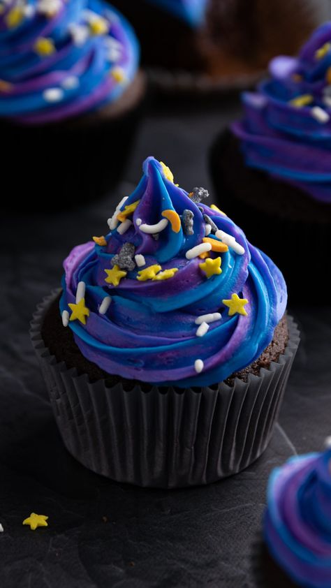 Galaxy Cupcakes Coraline Cupcakes Ideas, Outer Space Cupcake Ideas, Coraline Cupcakes, Witchy Cupcakes, Celestial Cupcakes, Acotar Food, Anime Cupcakes, Cauldron Cupcakes, Moon Cupcakes