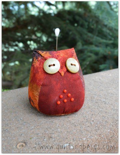 Sweet Owls Make Charming Pincushions - Quilting Digest Owl Pincushion Pattern Free, Pincushions To Make, Owl Pincushion, Pincushion Patterns, Owl Sewing Patterns, Stuffed Owl, Owl Quilts, Owl Sewing, Quilting Digest