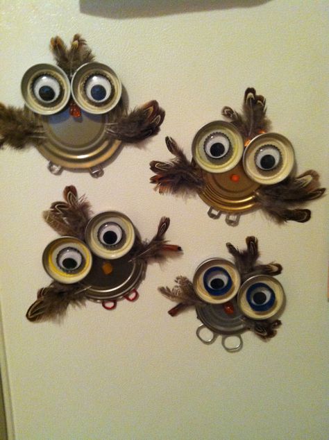 DIY owl magnets-- Can and jar lids Weasley Clock, Lon Bia, Clock Vector, Diy Owl, Diy Jar, Tin Can Art, Aluminum Can Crafts, Tin Can Crafts, Charcoal Drawings