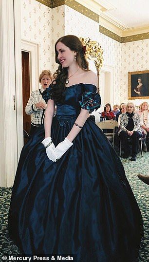 Formal Victorian Dresses, Victorian Period Dress, Period Ball Gowns, Victorian Outfits Female, Historical Dresses Victorian Ball Gowns, 1800s Dresses Victorian Gowns, Vintage Gowns Victorian, Victorian Gowns Ball, Victorian Outfits Aesthetic