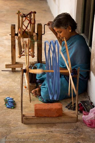 Spinning in India Coimbatore, Tenun Ikat, Amazing India, Handloom Weaving, Spinning Wheels, Spinning Yarn, Spinning Fiber, We Are The World, Spinning Wheel