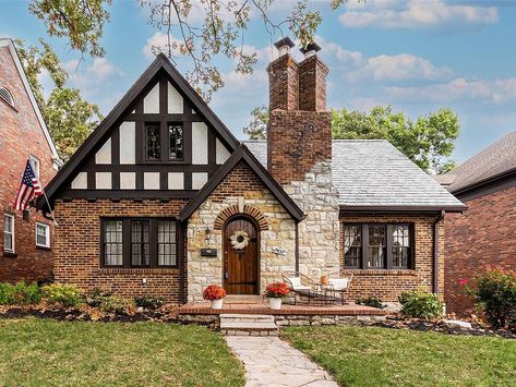 Small Tudor Style Homes, Tudor House Exterior, German Houses, Tudor Cottage, German Architecture, Storybook Homes, Tudor Style Homes, Tudor House, Tudor Style