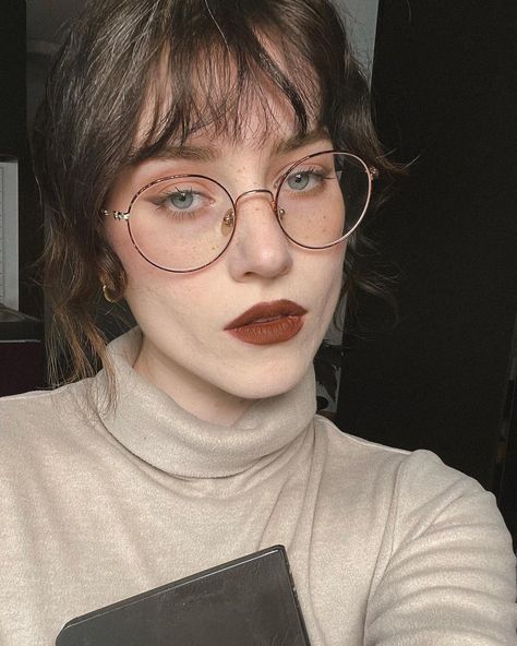 French Red Lipstick Aesthetic, Dark Academia Make Up Look, Dark Academic Make Up, Dark Academia Makeup Aesthetic, Dark Academia Makeup Looks Simple, Dark Academia Eye Makeup, Academia Makeup Aesthetic, Cozy Makeup Looks, Librarian Makeup