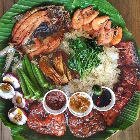 Filipino Food Presentation Ideas, Pilipino Food Breakfast, Pinoy Breakfast Platter, Pinoy Lunch Ideas Filipino Food, Filipino Charcuterie Board, Filipino Breakfast Platter, Bilao Platter, Filipino Breakfast Aesthetic, Bilao Food Ideas