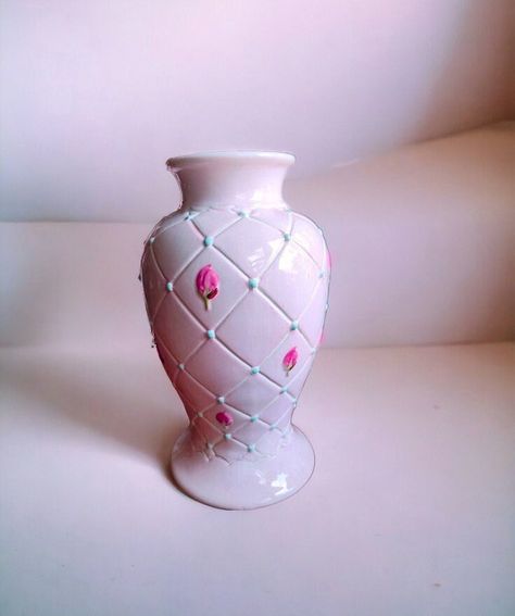 Introducing the VINTAGE inspired Pink ceramic Vase, perfect for floral arrangements, featuring intricate geometric patterns that add timeless elegance to any space. Elevate your decor with this elegant ceramic vase, a charming centerpiece that captures both style and sophistication effortlessly. 𝐃𝐄𝐓𝐀𝐈𝐋𝐒" 🛋️ Overall Dimensions:  8.5" Tall  x 6" ( at largest part) 🛋️ Good Condition, no breaks, tears, or repairs 🛋️ Perfect for Shabby Chic, Cottage Decor, Country/Farmhouse 𝐒𝐇𝐈𝐏𝐏𝐈𝐍𝐆 Vase Decorations Ideas, Flower Ceramic Vase, Coil Vase Ceramics, Ceramic Vase Ideas, Cute Ceramic Vase, Romantic Apartment, Chic Cottage Decor, Ceramic Centerpiece, Kitty Crafts