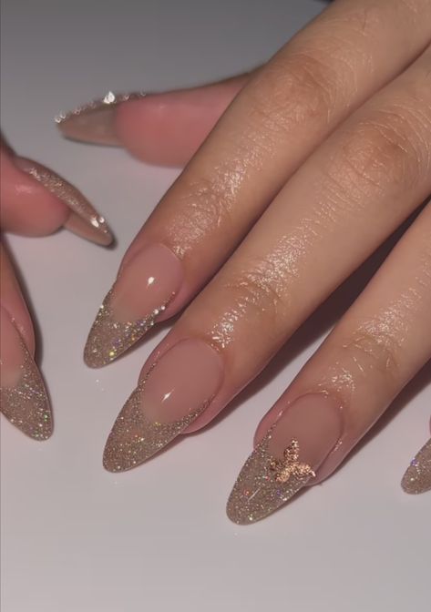 Gel Nails Ideas Short Almond Shape, Elegant Almond Nails Classy Gold, Fancy Almond Nails Ideas, Classy Graduation Nails Almond, Champagne Nails Acrylic Quince Short, Gold And Champagne Nails, Gold Sparkle Almond Nails, Bridal Nails Wedding Elegant Almond Shape, Nails To Match A Gold Dress