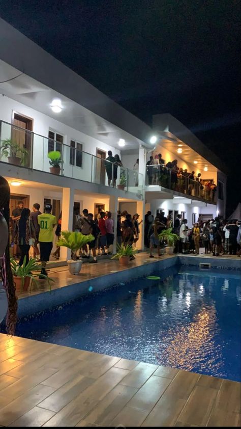 beachouse Pool Party Asthetics, Big House Party Aesthetic, Beach House Party Aesthetic, Mansion Party Aesthetic, Party House Aesthetic, Pool Party Black People, Pool Party At Night, Mansion Pool Party, House Party Snaps