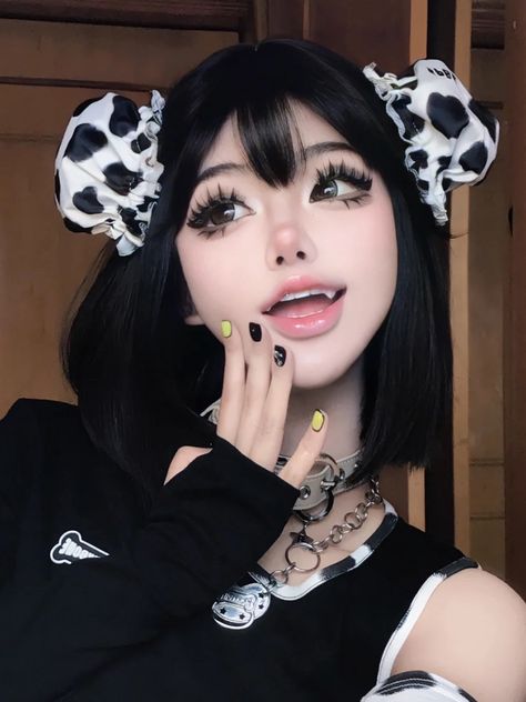 This price is for a pair of hair accessories. Jordans Slippers, Everskies Makeup, Rokku Gyaru Makeup, Unrecognizable Makeup, Cool Clown Makeup, Makeup Light Pink, Gyaru Accessories, Goth Makeup Ideas, Chapter Design