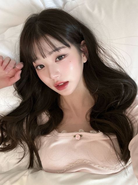 #wonyoung #wonyoungpics #ive #pretty #elegant #classy #koreanskincare #makeup #ulzzang #pink #hairgoals #idol #kpop Black, Black Hair, Hair, Bed, White