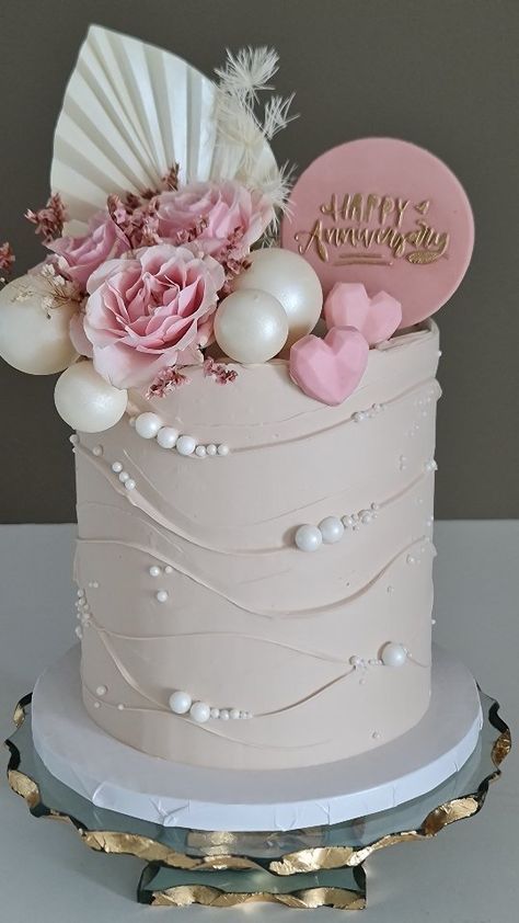 Modern Cake Design Unique, Ladies Birthday Cake Ideas, Elegant Birthday Cakes For Women Classy, Birthday Cake Designs Unique, Cake Designs Anniversary, Unique Anniversary Cake Designs, Pretty Cakes For Women Birthdays, Elegant Birthday Cakes For Women, Floral Cake Designs