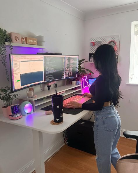 Clean Desk Setup Aesthetic, Workstation Office Workspace, Tech Girl Aesthetic, Women In Tech Aesthetic, Code Motivation, Programming Aesthetic, Computer Scientist, Learn Computer Science, Room Organisation