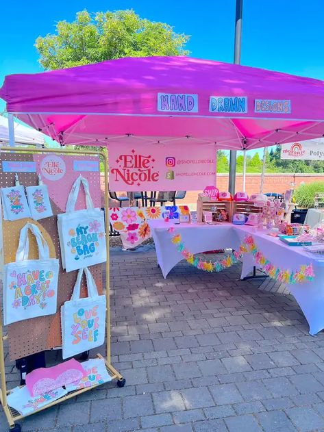 Single Table Vendor Booth, Diy Art Display Stand, Small Beauty Shop Ideas, Craft Booth Decorating Ideas, Back To School Vendor Booth, Small Business Stand Ideas, Cute Vendor Booths, Summer Booth Ideas, Vendor Booth Aesthetic