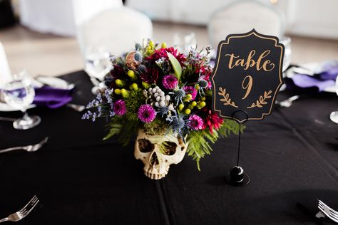 Halloween Themed/ Day of the Dead Wedding Centerpieces made of skulls and flowers Halloween Wedding Centerpieces, Day Of The Dead Wedding, Skull And Flowers, Halloween Themed Wedding, Skull Wedding, Adornos Halloween, Boda Mexicana, Goth Wedding, Dark Wedding