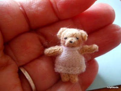 Tela, Stocking Stitch Knitting, Tiny Teddy Bear, Knitting Bear, Teddy Bear Patterns Free, Knitted Dolls Free, Teddy Bear Knitting Pattern, Bear Patterns Free, Miniature Knitting