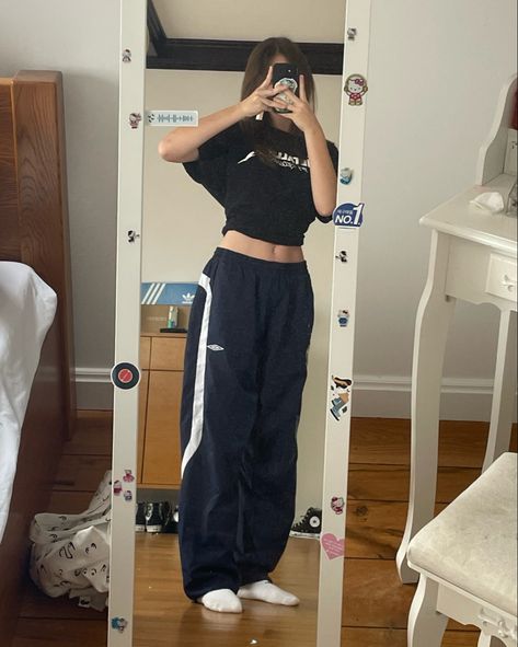 Baggy Nike Pants Outfit, Eminem Inspo Outfit, Sporty Baggy Outfit, Dancer Outfits Baggy, Eminem Outfits Ideas, Eminem Fashion Style, Dancing Outfits Aesthetic, Eminem Clothing Style, Hip Hop Dancers Outfit