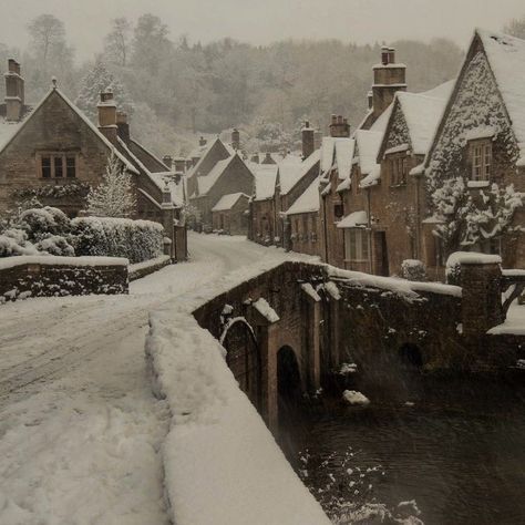 Vila Medieval, England Winter, Fantasy Village, Castle Combe, Snow Village, Brasov, Winter Magic, Winter Scenery, Winter Forest