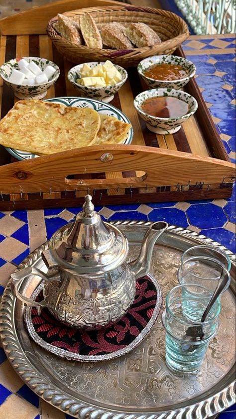 Morocco Breakfast, Arab Breakfast, Arab Dishes, Arabic Breakfast, Moroccan Breakfast, Lebanese Breakfast, Breakfast Presentation, Moroccan Aesthetic, Moroccan Tea