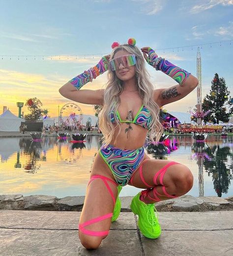 Rave Pose Ideas, Edc Picture Ideas, Rave Poses Instagram, Rave Festival Outfit Ideas Edm, Rave Pictures Ideas, Diy Rave Outfits Ideas, Edc Rave Outfits Ideas, Rave Totem Ideas, Rave Poses