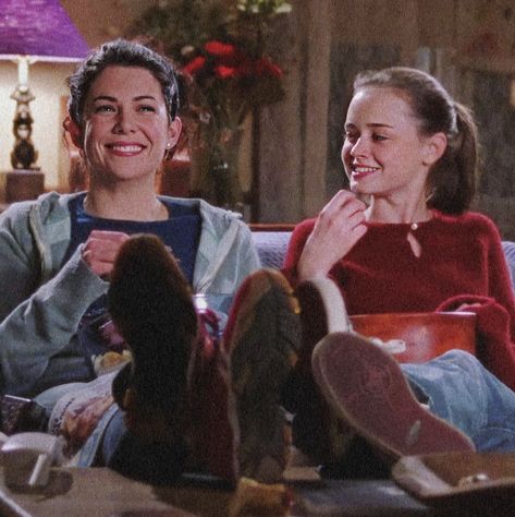 Lorelai And Rory Gilmore Aesthetic, Golmore Girls Aesthetics, Gilmote Girl Aesthetic, Gilmore Girls Spotify Cover, Rory And Lorelai Aesthetic, Gilmore Girls Aesthetic Poster, Gilmore Girls Asthetics, Gilmore Girls Widget, Gilmore Girls Rory And Lorelai