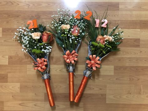 Lacrosse flower bouquet Lacrosse Stick Flower Bouquet, Lacrosse Bouquet, Lacrosse Centerpieces, Lacrosse Team Party Ideas, Basketball Flower Bouquet, Lacrosse Wreath Front Doors, Lacrosse Promposal Ideas, Lacrosse Senior Gifts, Lacrosse Coach Gifts Ideas