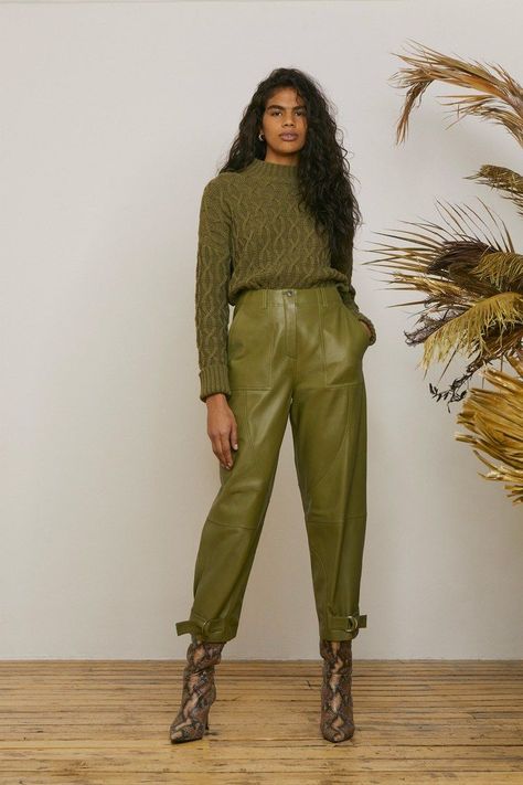 cd0dce8fca267bf1fb86cf43e18d5598desc34138418ri Vogue Vintage, Monochromatic Fashion, Monochrome Outfit, 2020 Fashion Trends, Leather Pants Women, Monochrome Fashion, Leather Pant, Elegante Casual, Green Pants