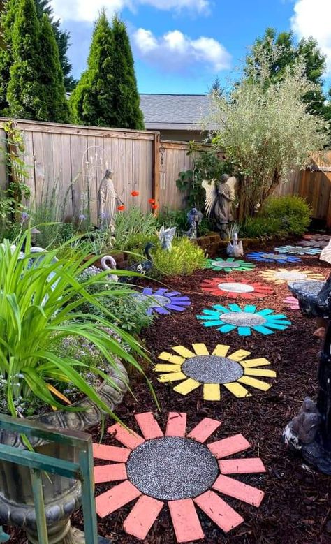 Cool Landscaping Ideas, Easy Walkway Ideas Diy, Backyard Memorial Garden Ideas, Flower Stepping Stones, Rock Flower Garden, Dyi Garden, Colorful Backyard, Path Ideas, Garden Decor Projects