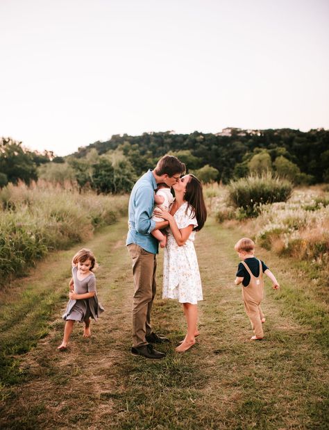 Park Photoshoot Family, Timeless Plus Size Outfits, Ranch Photos, Poses Family, Family Backyard Photoshoot, Family With 3 Kids Photoshoot, Family Photoshoot Location Ideas, Kid Family Photoshoot, Family Pictures Farm