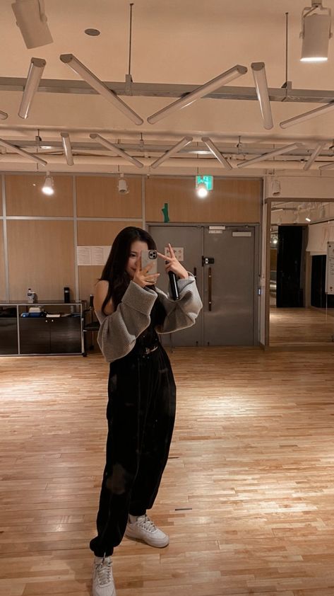 Dance Aesthetic Kpop, Dancer Style Outfits, Kpop Trainee Aesthetic, Kpop Trainee, Parisienne Aesthetic, Dancer Outfits, Dancer Lifestyle, Dance Dreams, Dance Outfits Practice