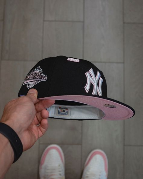 Fitted Hat Outfit, Pink Elements, Hard Fits, Streetwear Caps, Custom Fitted Hats, Swag Hats, Streetwear Hats, Drip Fits, New York Yankees Logo