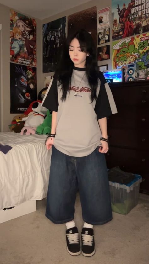 Casual Outfits With Baggy Jeans, Oversized Emo Outfits, Back To School Outfits Tomboy, Outfits For School Streetwear, Styling Baggy Shirts, Grunge Y2k Outfits Baggy, Baggy Tomboy Outfits, Big Jorts Outfit, Outfits For Seattle