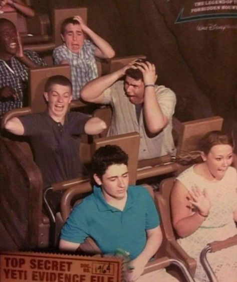 Best theme park photo ever! Genius group effort 😂 #themeparkride #rollercoaster #groupphoto #photo #ninjamitton Friends Group Images, Funny Group Pictures, Funny Group Photos, Friends Group Photo, Group Photo Poses, Friend Group Pictures, Squad Pictures, Squad Photos, Funny Poses