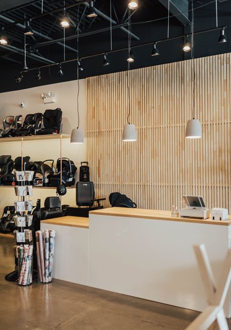 Feature wall behind the register. Lots of modern lighting. Black And White Walls, Modern Style Interior Design, Interior Design Retail, Draper Utah, Retail Counter, Exposed Ceilings, Feature Wall Design, Retail Store Interior Design, Retail Lighting