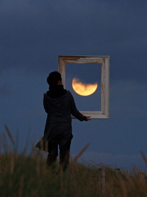 French landscape astrophotographer and astronomy journalist Laurent Laveder who shows how some simple props and a bit of imagination can turn the moon into anything you like. Photo Illusion, Looking At The Moon, Forced Perspective, Shoot The Moon, Charcoal Drawings, Digital Photography School, Foto Tips, Moon Photography, Bohol