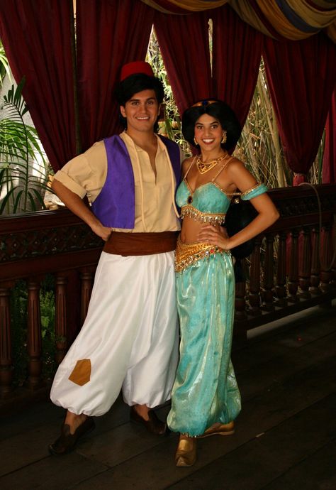 Cute Aladdin and Jasmine. Disney Face Characters, Jasmine And Aladdin Costume, Disney Couple Costumes, Fav Princess, Jasmine Halloween Costume, Aladdin Jr, Aladdin Costume, Gown Designs, Aladdin And Jasmine